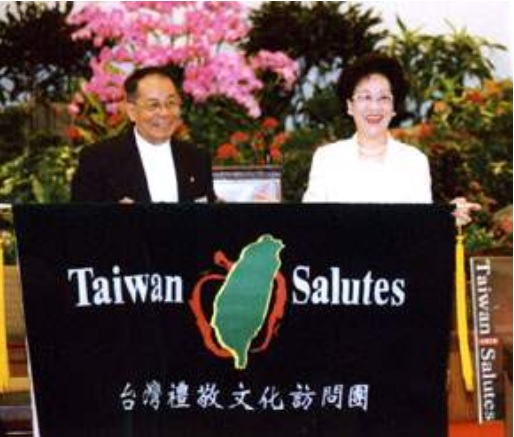 2002年9月9日，時任副總統呂秀蓮為「台灣禮敬代表團」授旗。 圖：翻攝總統府網站(資料照片)