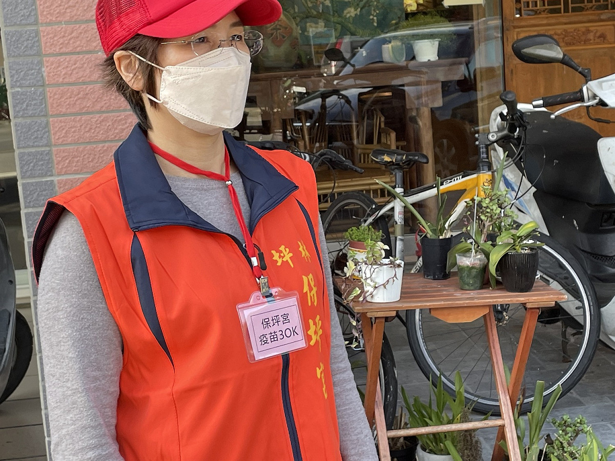 參與遶境活動者須接種3劑疫苗，並以識別證、衣帽、貼紙等方式識別，確保民眾和工作人員的安全。 圖：新北市民政局提供