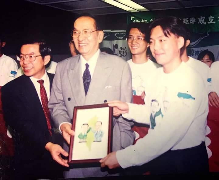 年輕時的趙天麟(右)彭明敏(中)。 圖:翻攝趙天麟臉書