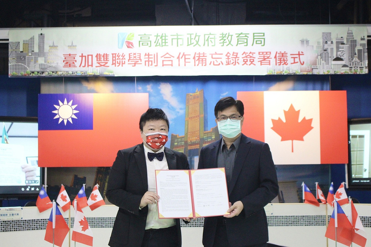 謝文斌(右)與簽署合作備忘錄。 圖:高雄市教育局提供