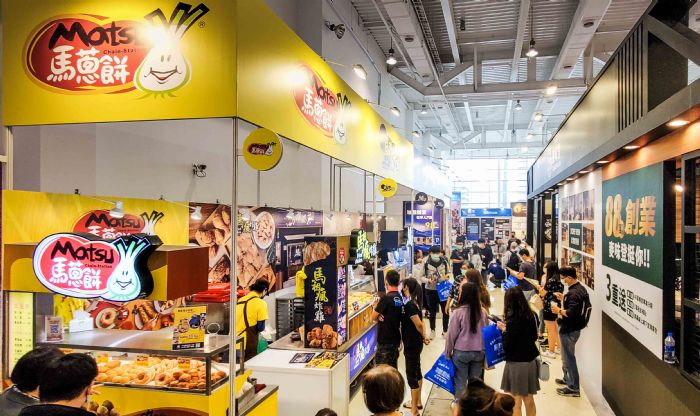 連鎖加盟創業大展現場人潮滾滾。 圖：台灣連鎖加盟促進協會提供