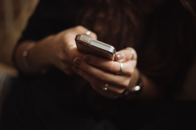 ▲原PO沒有網購商品，卻在生日當天收到取貨簡訊。（示意圖／取自unsplash）