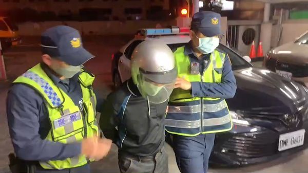 ▲台中今（9）日淩晨發生一起計程車司機遭持刀搶劫案，司機機警下車逃生，嫌犯1小時後便被警方逮到。（圖／翻攝畫面）