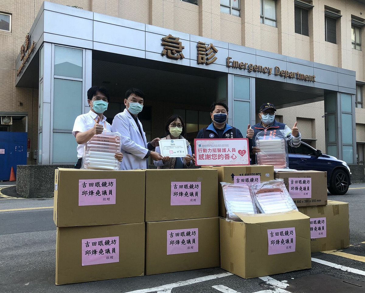 新北市議員邱烽堯(右二)、中和區安平里長林芳飾(右一)媒合吉田眼鏡坊林姿秀女士(中)，捐防護面罩給雙和醫院醫護人員。 圖：邱烽堯 / 提供