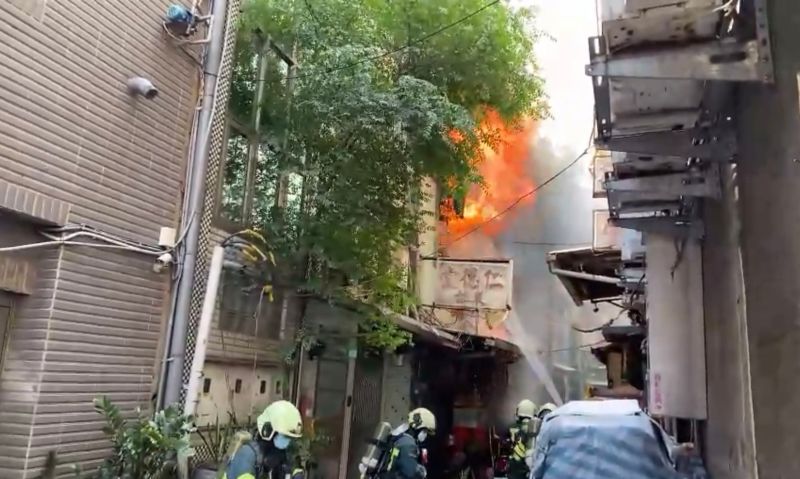 ▲台北市大同區重慶北路二段6巷內一處公廟，今（9）日中午發生火警。（圖／翻攝畫面）