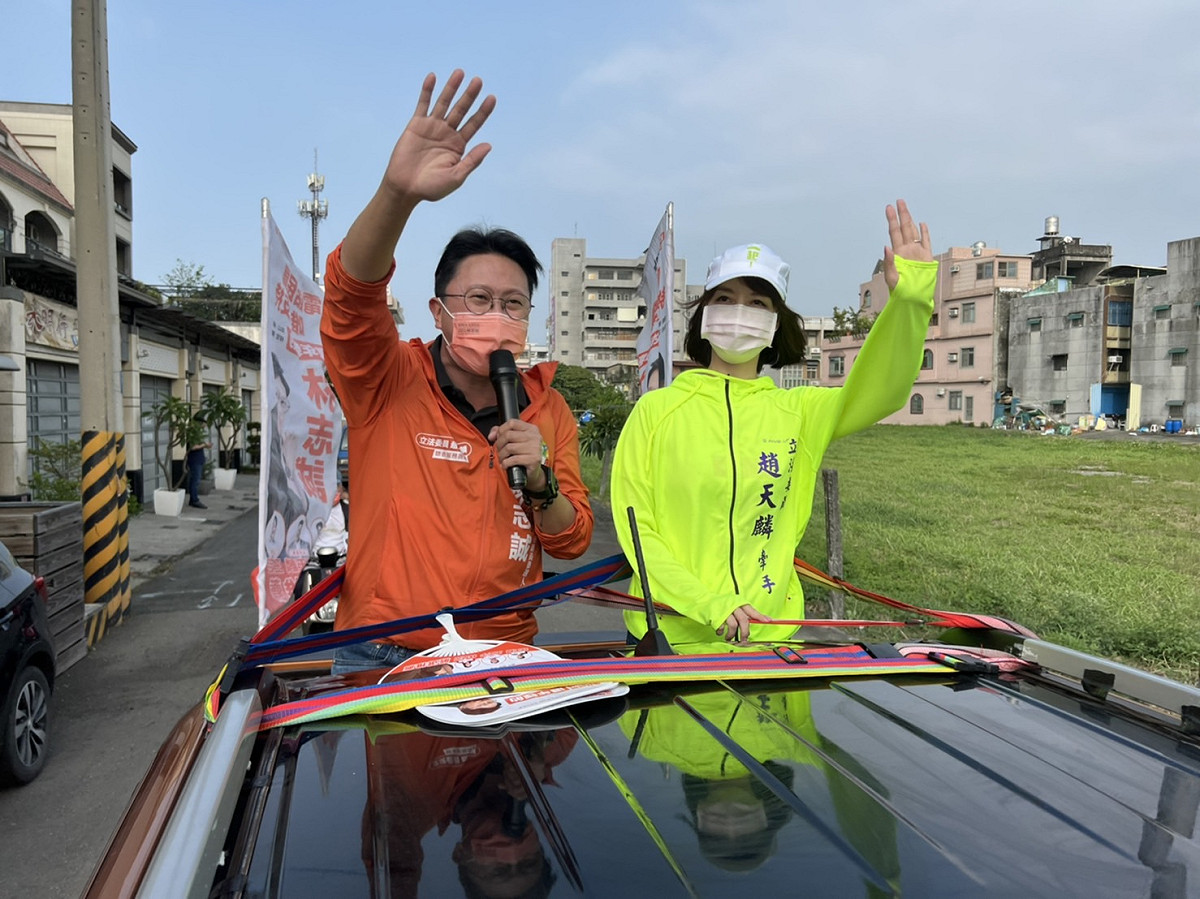 立委趙天麟太太丁雅婷(右)陪林志誠掃街。 圖：「高雄正能量」/ 提供