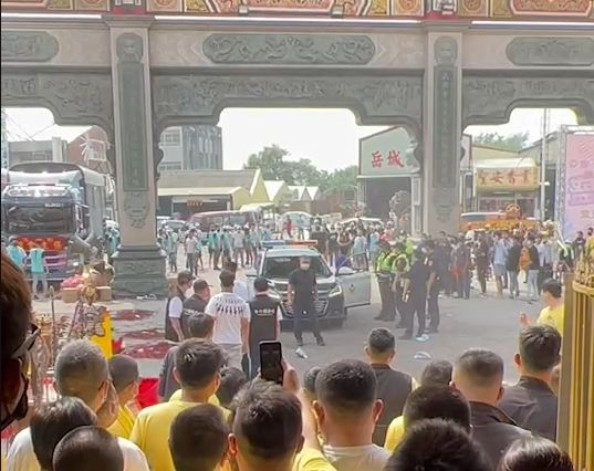 ▲一名紫色衣服民眾偷開警車衝入現場。（圖／翻攝畫面）