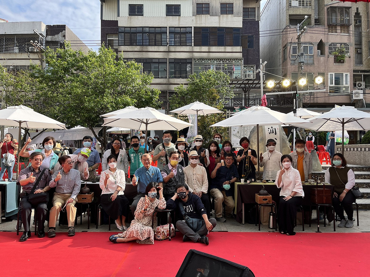 台中市東海藝術街春天茶會響應「世界奉茶日」，以音樂雅集形式，設茶席吸引喜歡喝茶、想要喝茶的人前來共襄盛舉。 圖 : 東海藝術街商圈/提供