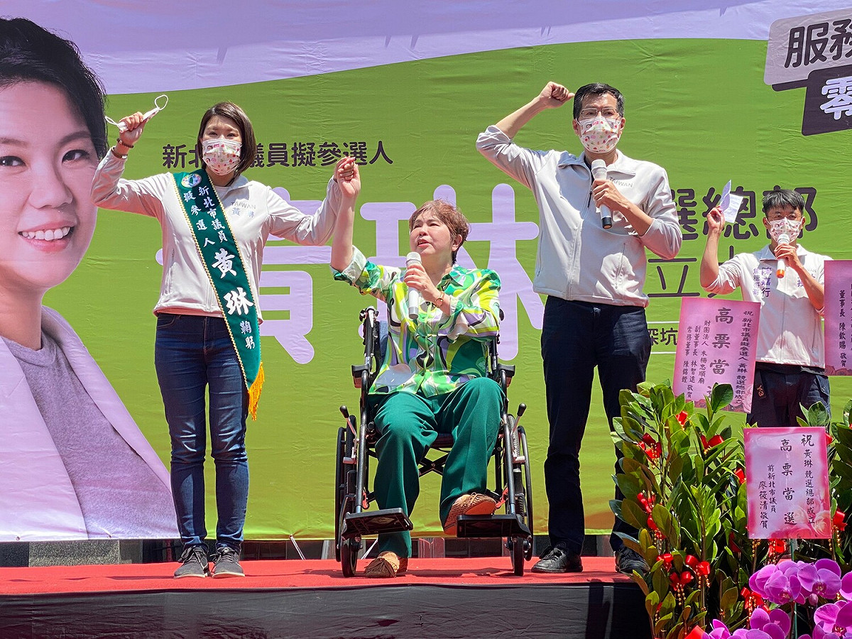 立委羅致政(右)特助黃琳(左)爭取新北市議員第九選區提名，該區前議員氖筱清(中)到場支持，傳承意味濃厚。 圖：黃琳競選總部/提供