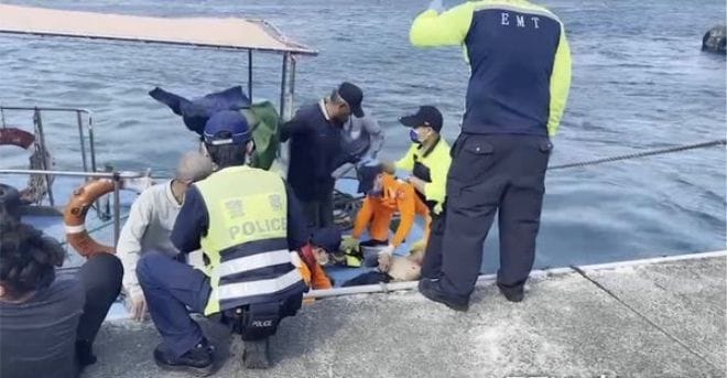 ▲警消獲報到場時，2名船員已失去生命跡象，經搶救仍宣告不治。（圖／翻攝畫面）