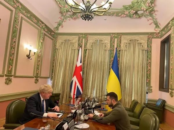 英國首相強生今天前往烏克蘭首都基輔訪問，並與烏國總統澤倫斯基會面。 圖:翻攝自英國駐烏克蘭大使館推特
