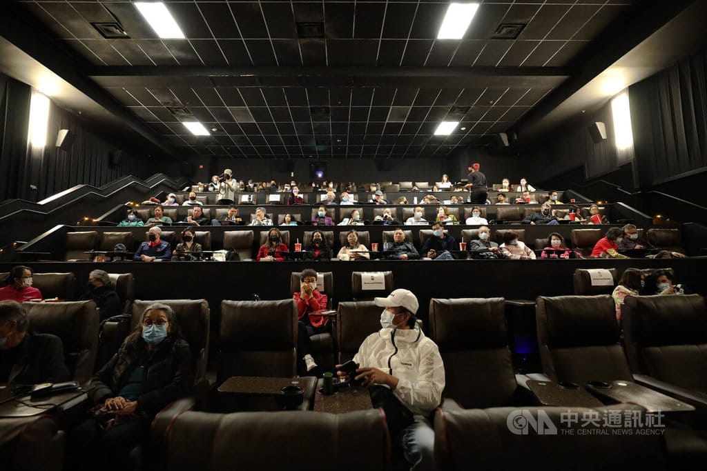 駐美代表處9日包場放映「時代革命」，約120位美方人士與旅美台灣人出席，包括旅美中國民運人士王丹（第3排左6）、華府智庫全球台灣研究中心（GTI）董事長胡兌昀（第2排右1）、民進黨駐美代表處主任彭光理等人都出席觀影。 圖/中央社
