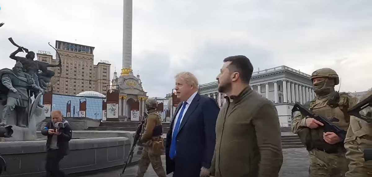 英國首相強生與烏克蘭總統澤連斯基前往烏克蘭獨立廣場（Maidan）。 圖：翻攝自強生推特