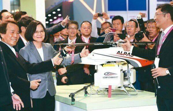 總統蔡英文出席「 5 + 2 產業徵才博覽會」，高度重視本國無人機的發展進程。
