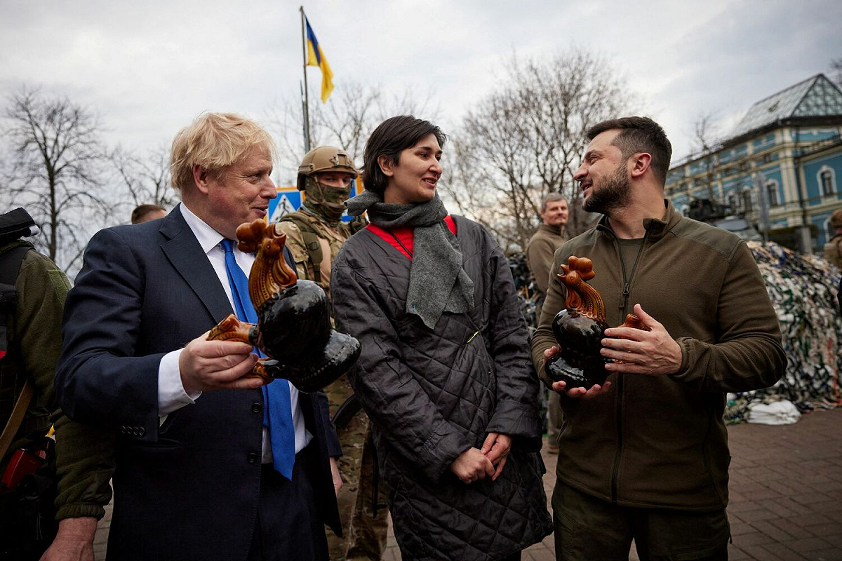 英國首相強生和烏克蘭總統澤連斯基走上基輔街頭，一名來自烏克蘭東北部激烈戰區哈爾科夫的女子，特別送上象徵團結抵抗精神的陶瓷公雞給兩人。 圖：達志影像/路透社