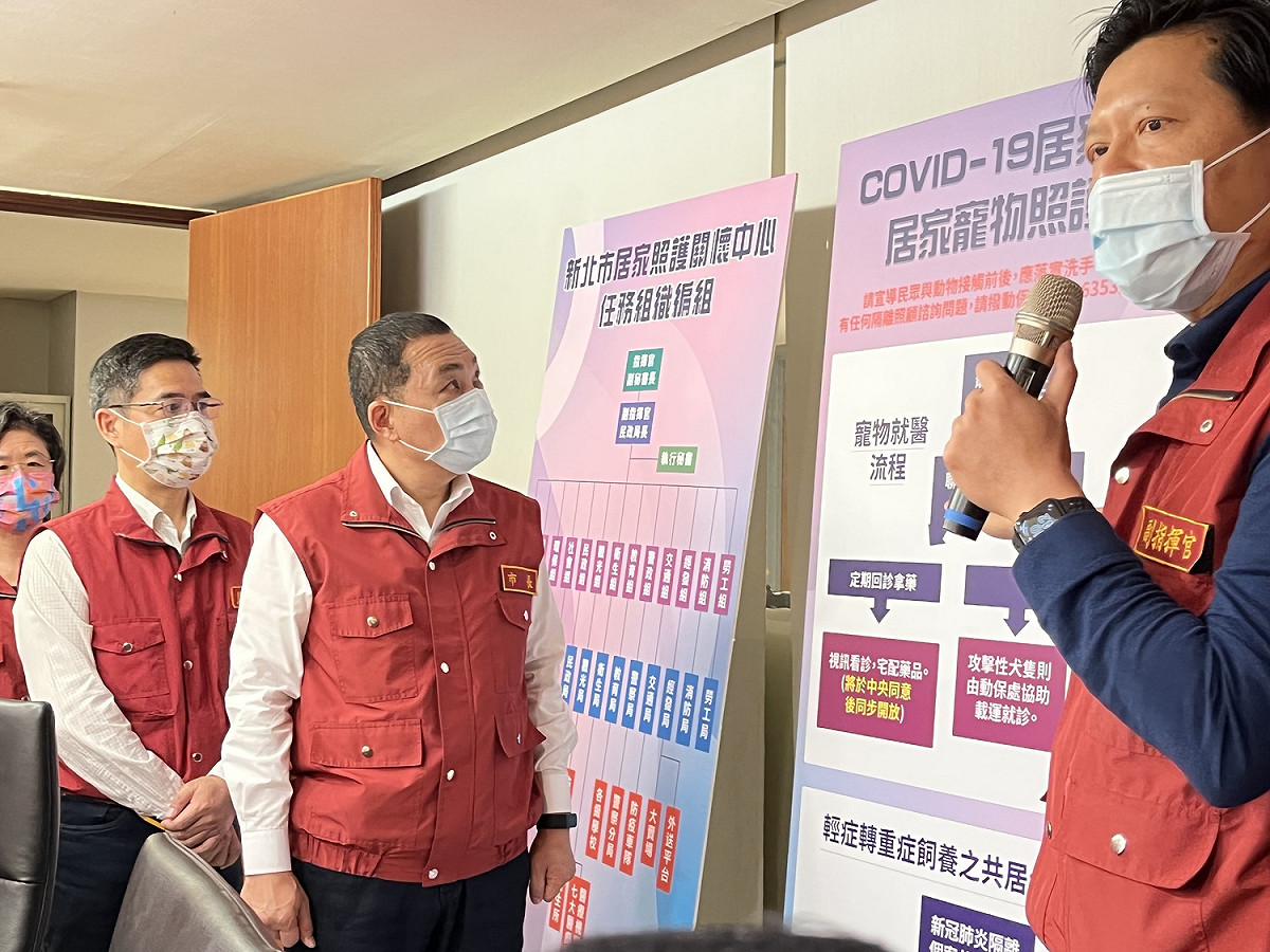 新北市政府透過新北iCare健康雲APP遠距醫療與科技防疫，全力協助居家照護者醫療及生活照顧。圖為侯友宜（左三）、民政局長柯慶忠（左二）及衛生局長陳潤秋（左一）聽取副秘書長朱惕之說明。  圖：新北市政府民政局提供
