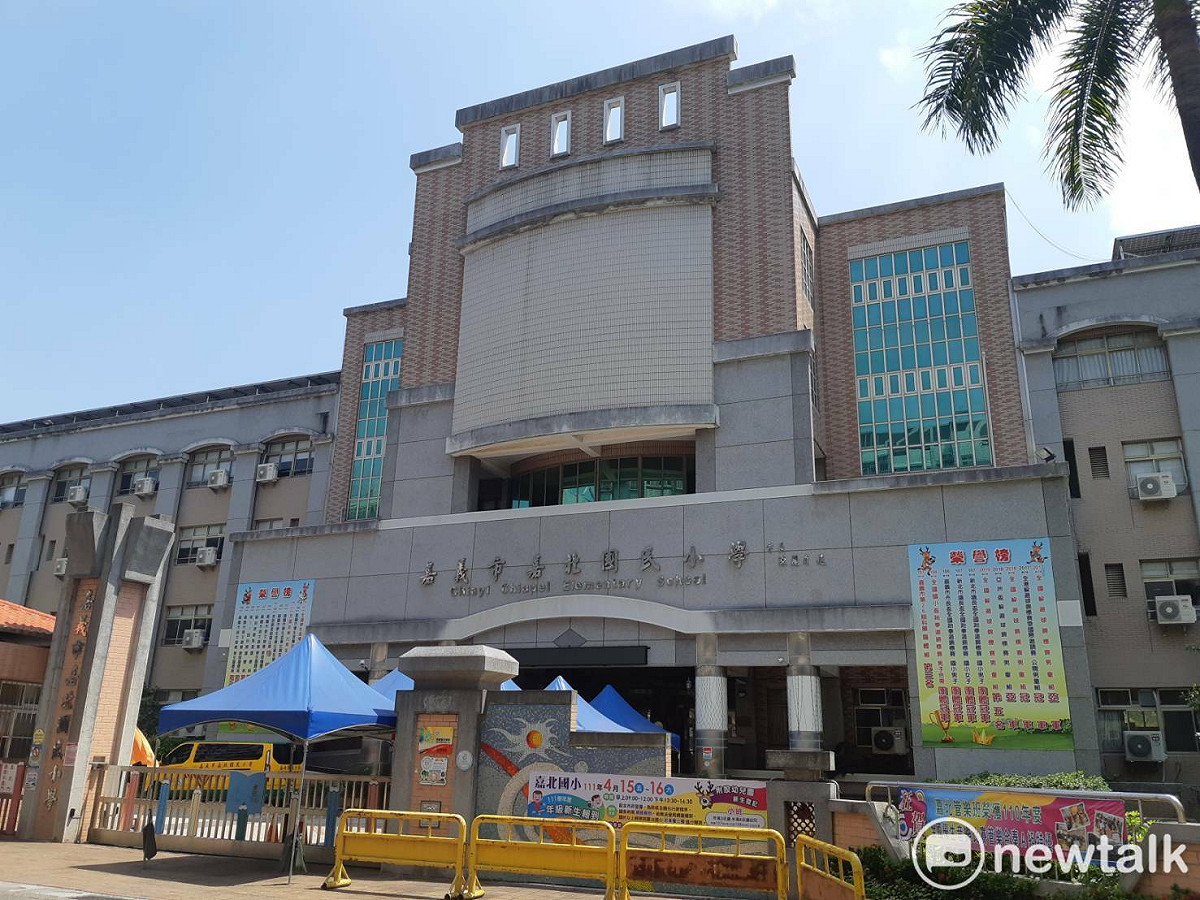 嘉義市嘉北國小因有學生確診，宣佈停課至18日。 圖：蔡坤龍/攝
