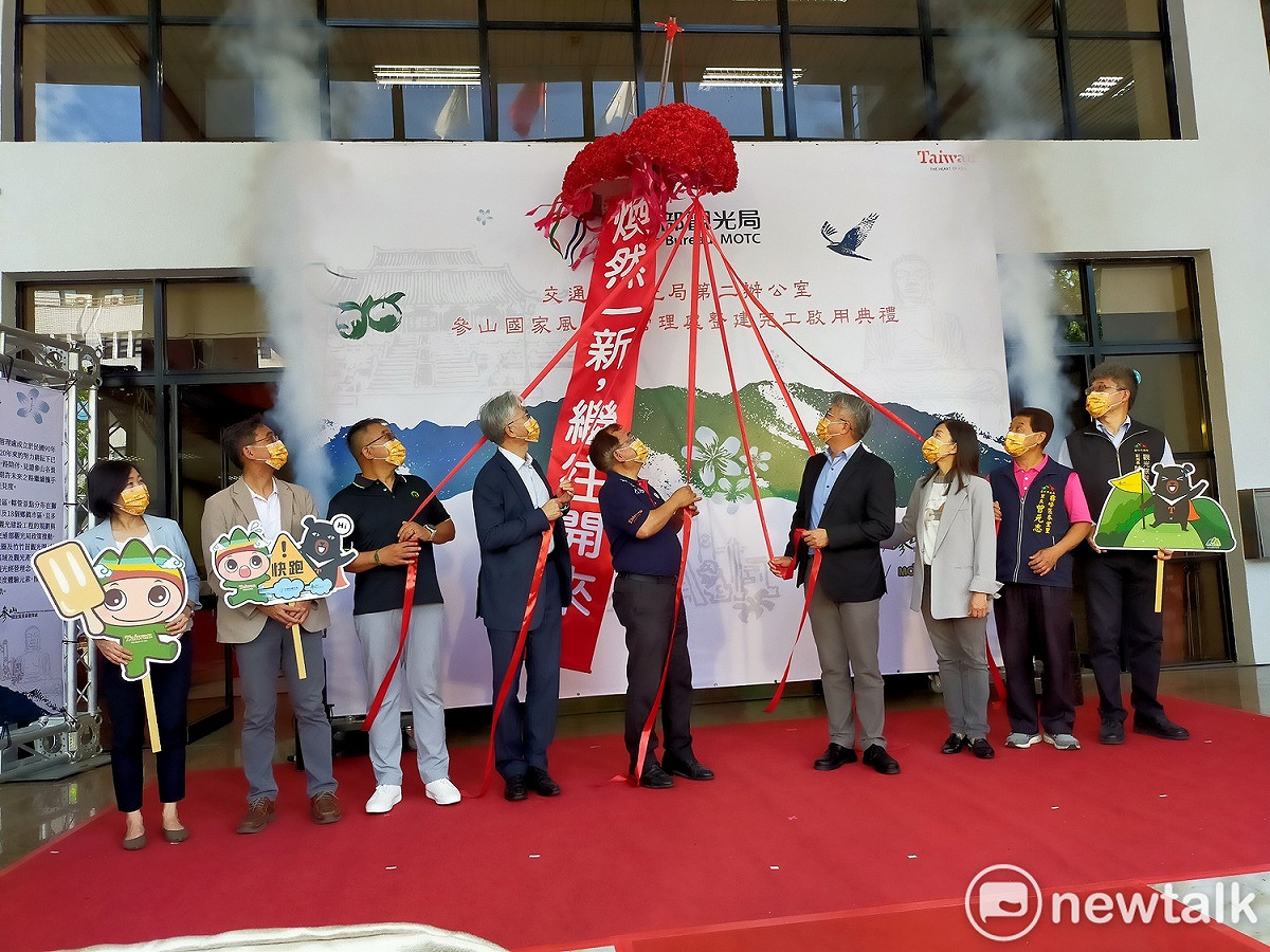 觀光局副局長周廷彰等為啟用儀式拉開彩球。 唐復年/攝