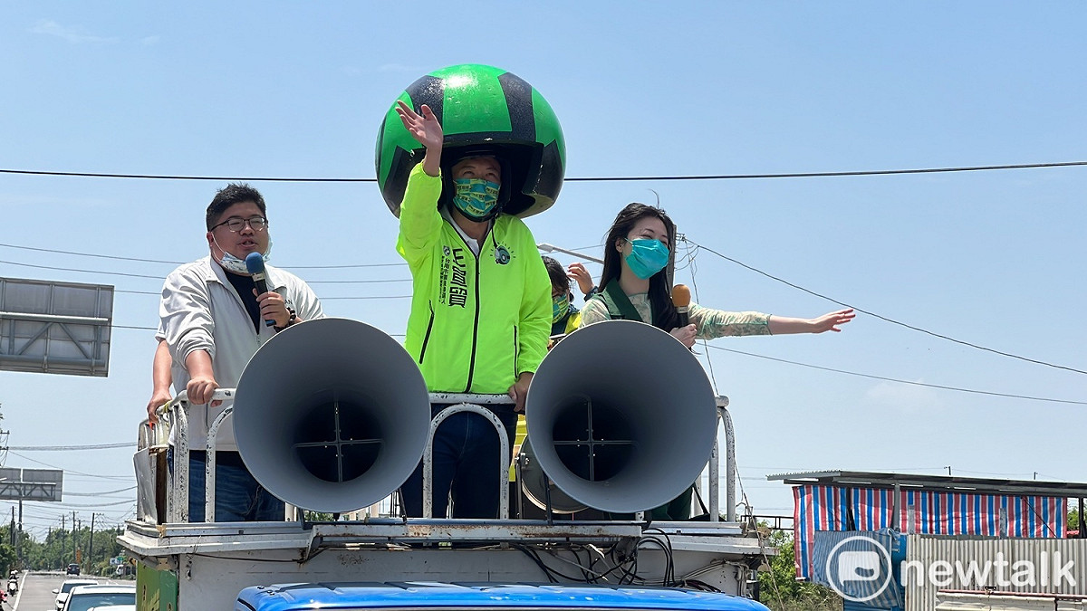 立委高嘉瑜今日南下幫民進黨台南市議員參選人王宣貿站台，並與立委蔡易餘在台南東山、白河街頭開起「行動演唱會」，炒熱拜票活動氣氛。 圖：黃博郎／攝