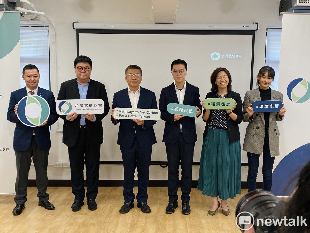 產學界今（10日）成立台灣零碳協會，立法院副院長蔡其昌（左3）、民進黨立委賴品妤（右1）、林靜儀（右2）出席。 圖：周煊惠 / 攝