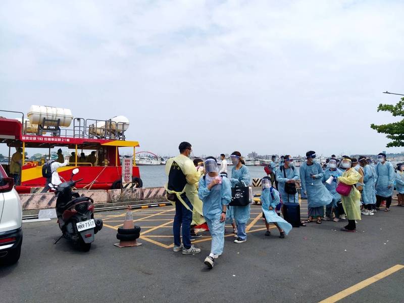 屏東縣今日新增31例本土確診個案，共匡列小琉球島上86人，縣府配合啟動防疫專船，將被匡列民眾載送到本島醫院進行採檢。 圖／屏東縣府提供