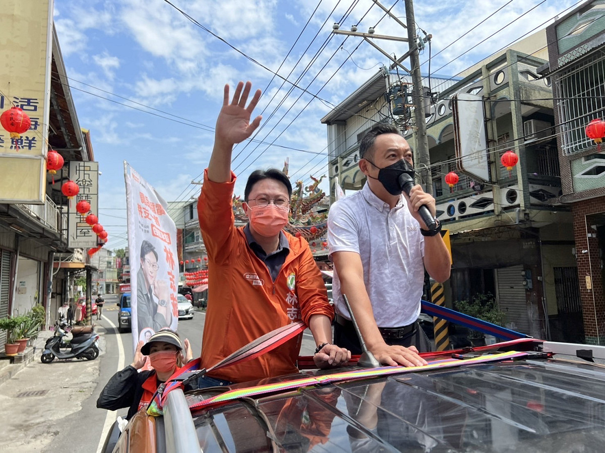 陳政聞(右)陪同林志誠掃街。 圖：高雄正能量提供