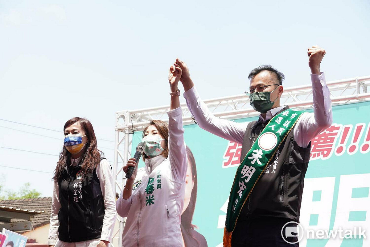 台南市議員參選人朱明宏舉辦競選總部成立大會，多位現任立委、議員均到場支持，新出爐的屏東縣長侯選人周春米也在通過初選後，首次為議員競選總部成立站台。 圖：黃博郎／攝