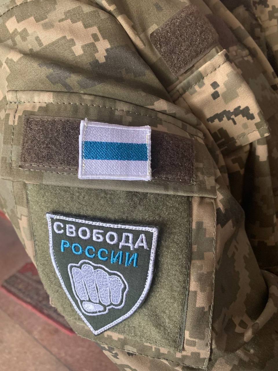 「自由俄羅斯」軍團的新軍服上，有著象徵著他們反對入侵烏克蘭的標識，而白色和藍色也是反戰抗議者愛用的顏色。 圖：翻攝自@ThomasVLinge 推特