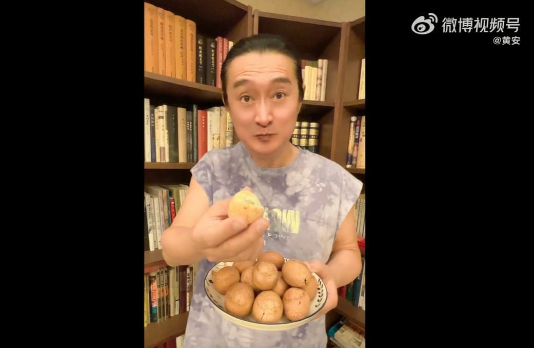黃安拍影片刻意傻呼呼地吃著蛋給人看。 圖：翻攝微博