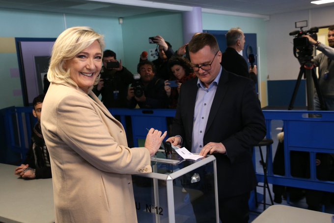 極右派法國總統候選人勒龐（Marine Le Pen）10日在第一輪投票時開心投下選票。 圖：翻攝自勒龐推特