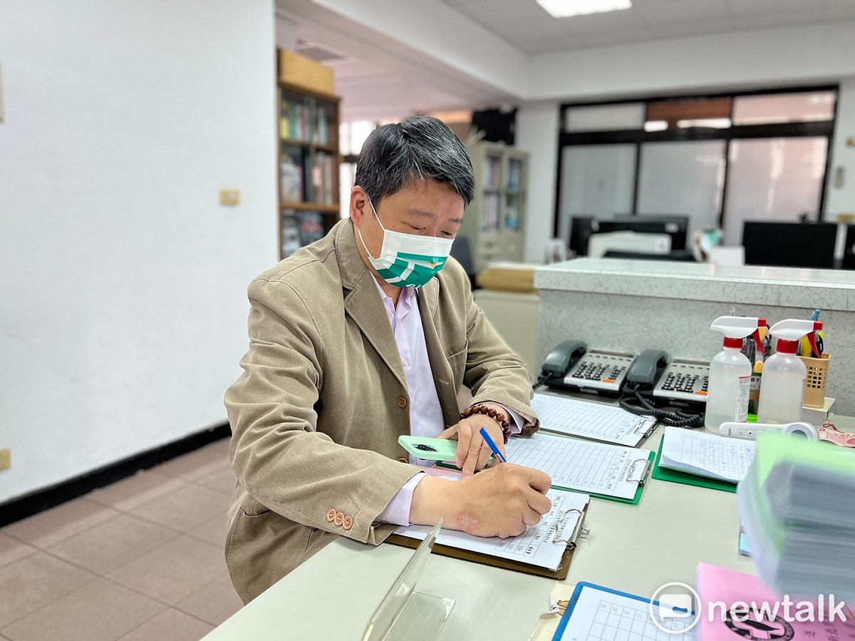 何博文上午登記競選市黨部主委連任，拔得頭籌。 圖：王峻昌／攝