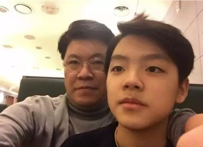 NO:EL(右)父親為南韓前國會議員張濟元(左) 圖：翻攝自glitched company IG