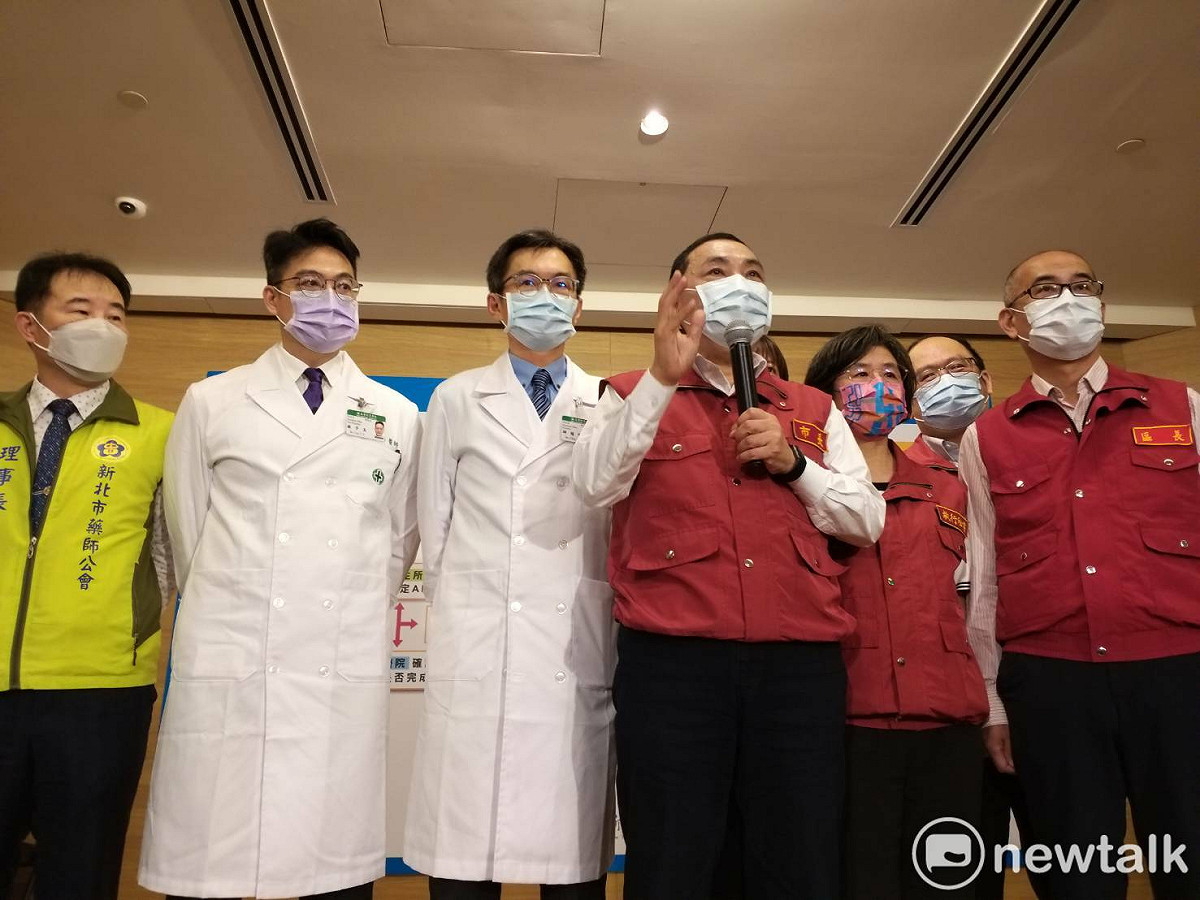 新北市長侯友宜宣布新北市首創全國試運行「居家照護」模式，呼籲中央盡快開放其他縣市啟動，確保國內醫療量能。 圖：林昀真／攝