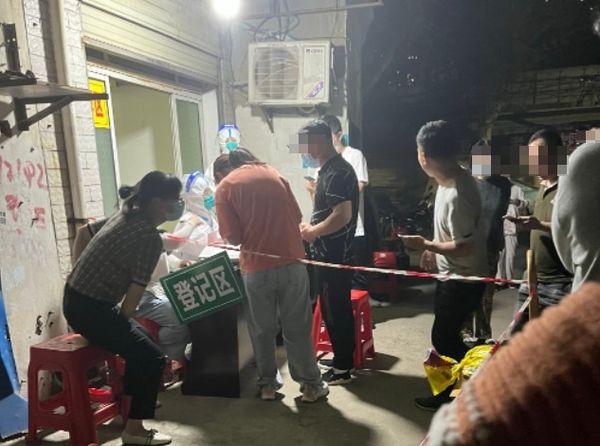 武漢市民連夜做核酸檢測。 圖:翻攝自微博