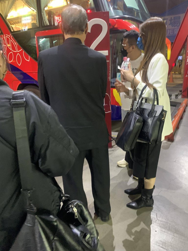 網友直擊白狼搶轎當天搭客運離開。 圖：翻攝自ＰＴＴ