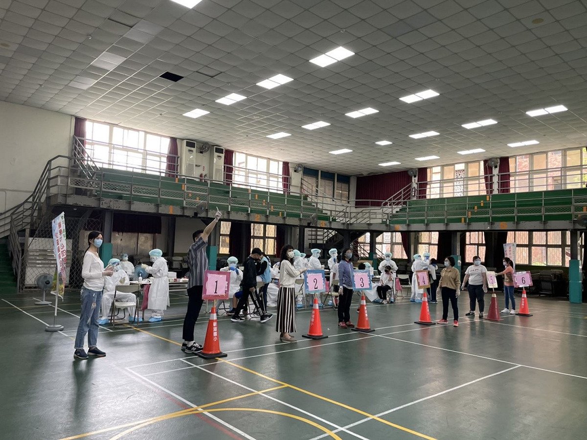 新竹縣今天確診案例中有1名新湖國小學生和1名幼兒，全校採檢約2千多人。 圖：新竹縣政府提供