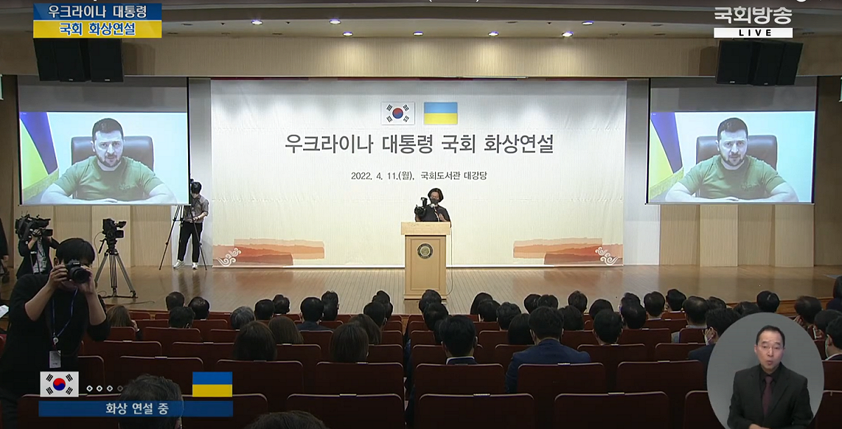 烏克蘭總統澤連斯基在韓國國會發表視訊演說。 圖:截自韓國國會YouTube直播