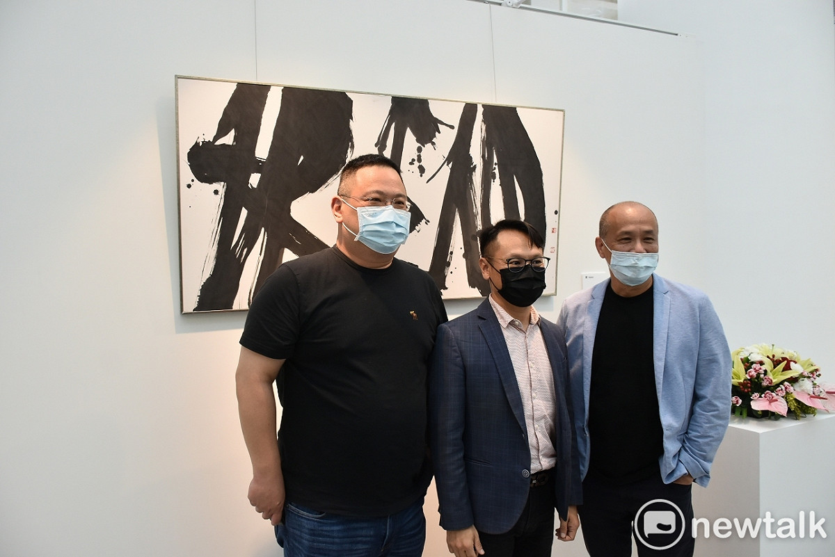 於同生(左)及策展人亞洲大學教授游明龍(右)。 圖:孫家銘攝