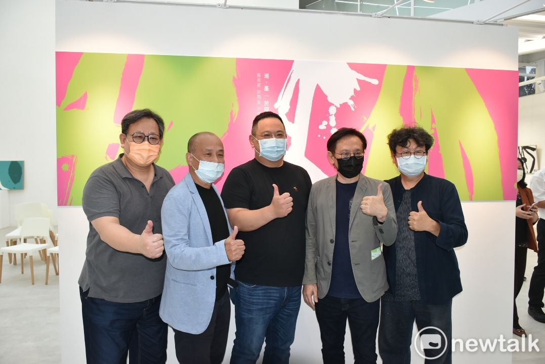 於同生(中)辦展，藝術家好友到場。 圖:孫家銘攝