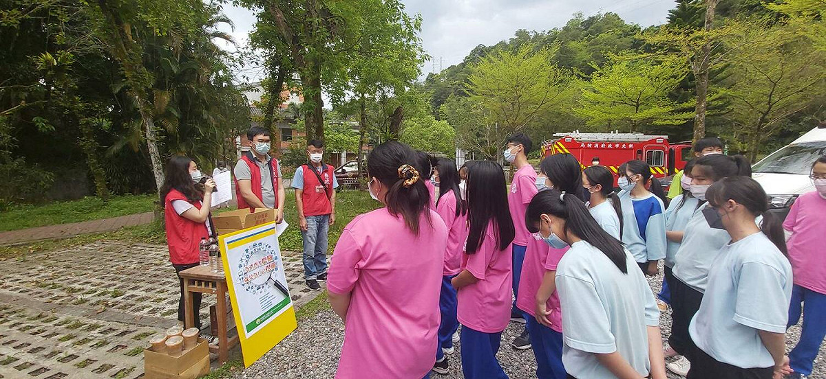 新北市消防局政風室預計於今(111)年2月至6月期間以走動式服務方式，結合防火防溺、緊急救護、防範一氧化碳中毒及地震體驗車等多元主題面向，走訪新北市轄內公立國中、小學擴大辦理校園消防廉政宣導。 圖：新北市消防局提供