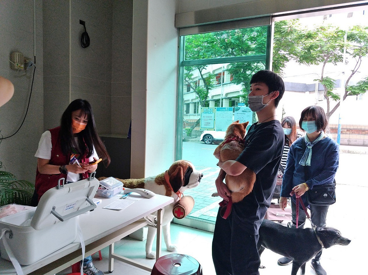 動保處於裕民圖書館現場提供狂犬病疫苗注射服務。 圖：新北市動保處提供