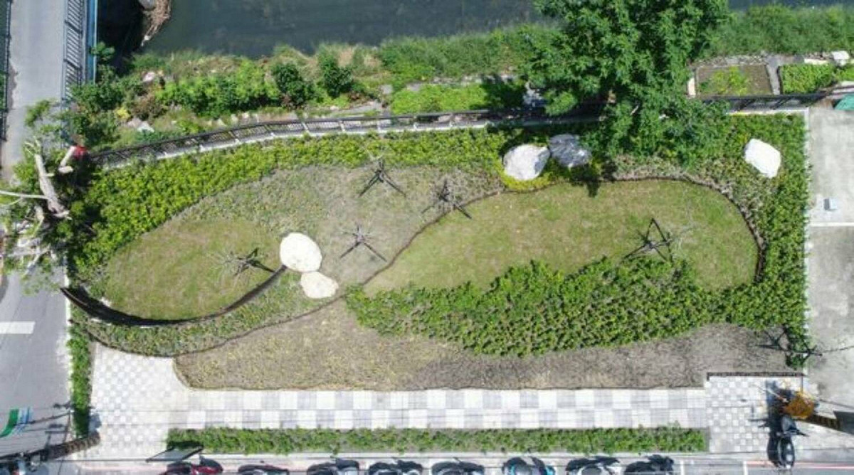 新北瓦磘溝過去長年惡臭，市府近年全力改善，近期除完成礫間處理廠加強改善水質，也於上方建置休憩園區。 圖：新北市水利局提供
