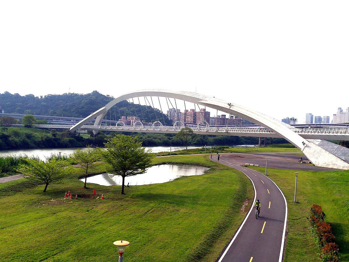 遠眺陽光橋及新店溪畔美景。 圖：新北市水利局提供