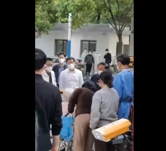 中國上海市委書記李強視察時，遭到民眾砲轟。 圖：翻攝自LQ0068推特