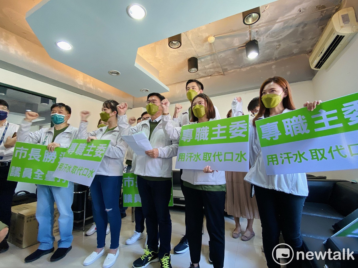 多位英系議員、議員參選人陪同議員張茂楠登記民進黨台北市黨部主委選舉。 圖：周煊惠 / 攝