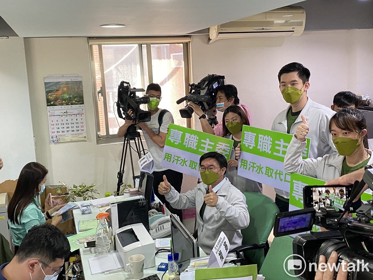 參選民進黨台北市黨部主委張茂楠今赴黨部登記。 圖：周煊惠 / 攝