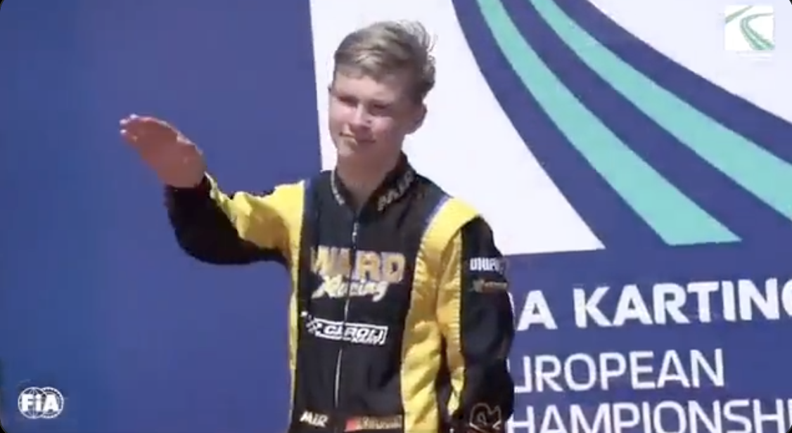 外媒報導，俄羅斯一位15歲賽車手塞韋留欣（Artem Severiukhin）日前在頒獎典禮聆聽國歌時，做出手心朝下的納粹敬禮手勢。 圖：翻攝推特 @LasBanna