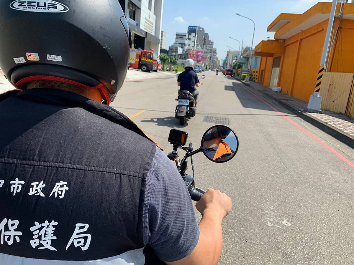 傳統抓烏賊車方式，車前有個錄影存證。