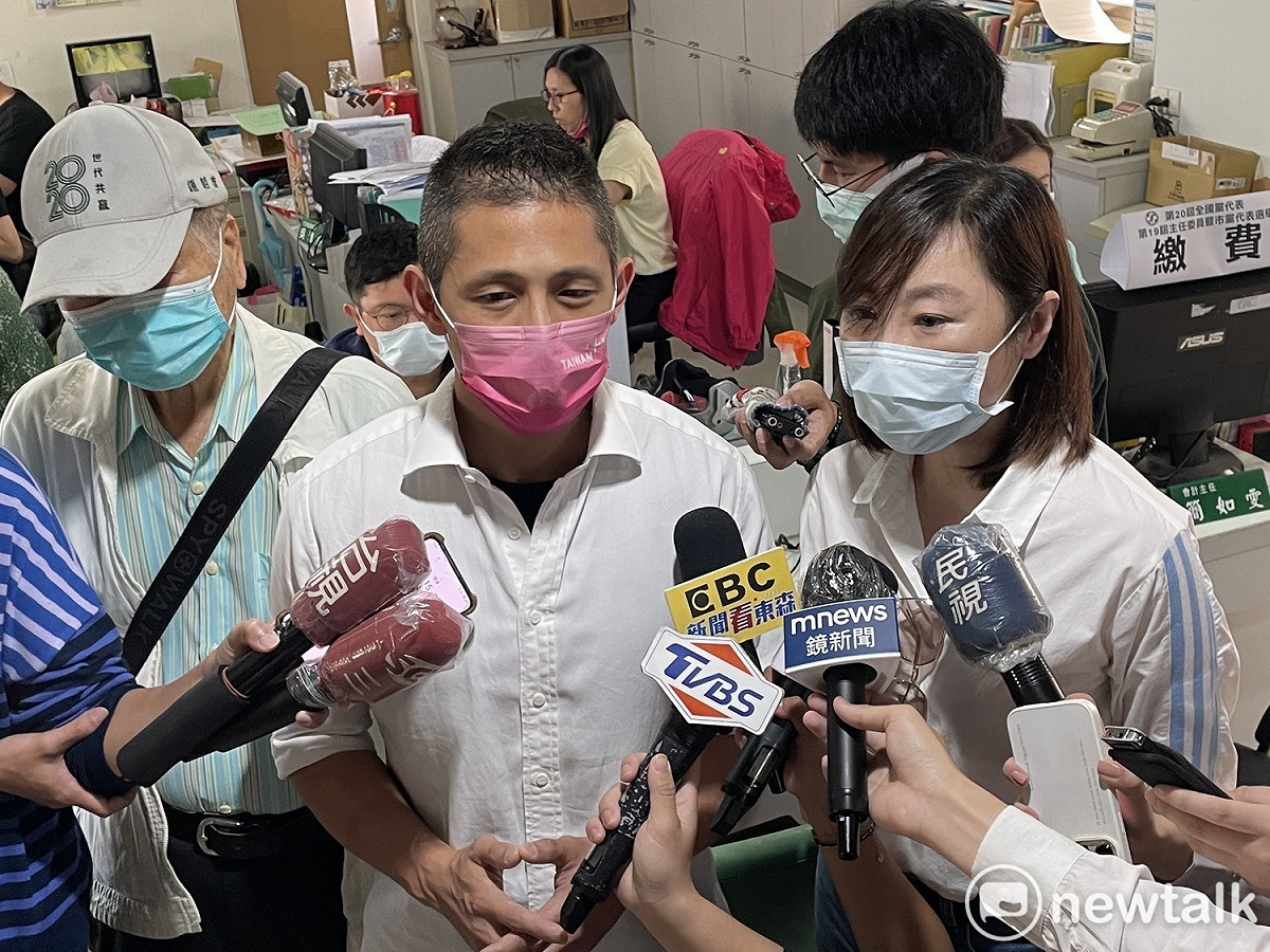 民進黨台北市黨部主委吳怡農（中）；前北市議員、民進黨北市黨部主委參選人顏聖冠（右）。 圖：周煊惠 / 攝