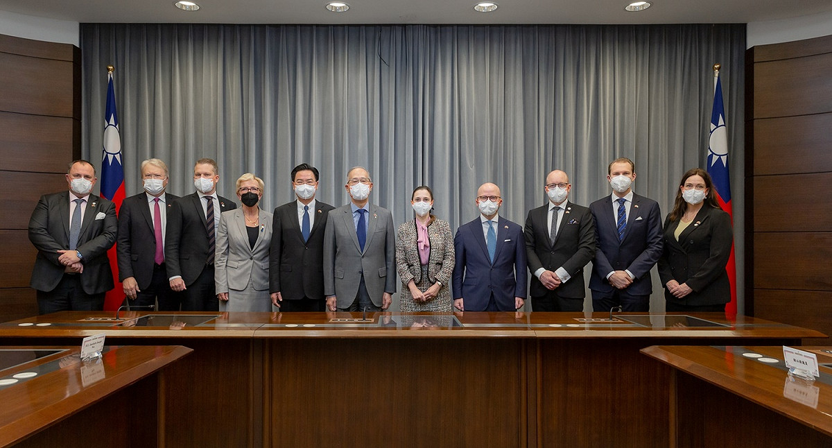總統蔡英文今日上午以視訊方式接見「台瑞典國會議員協會暨歐洲議會議員聯合訪團」 圖：總統府提供